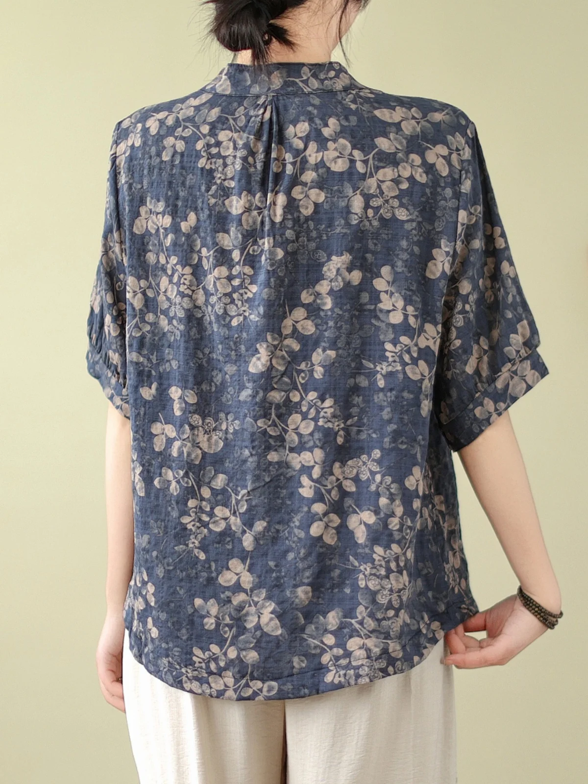 قميص أنيق من القطن والكتان للسيدات صيفي بأكمام قصيرة مقاس صغير، قميص عصري مطبوع كاجوال فضفاض بياقة نصف مفتوحة