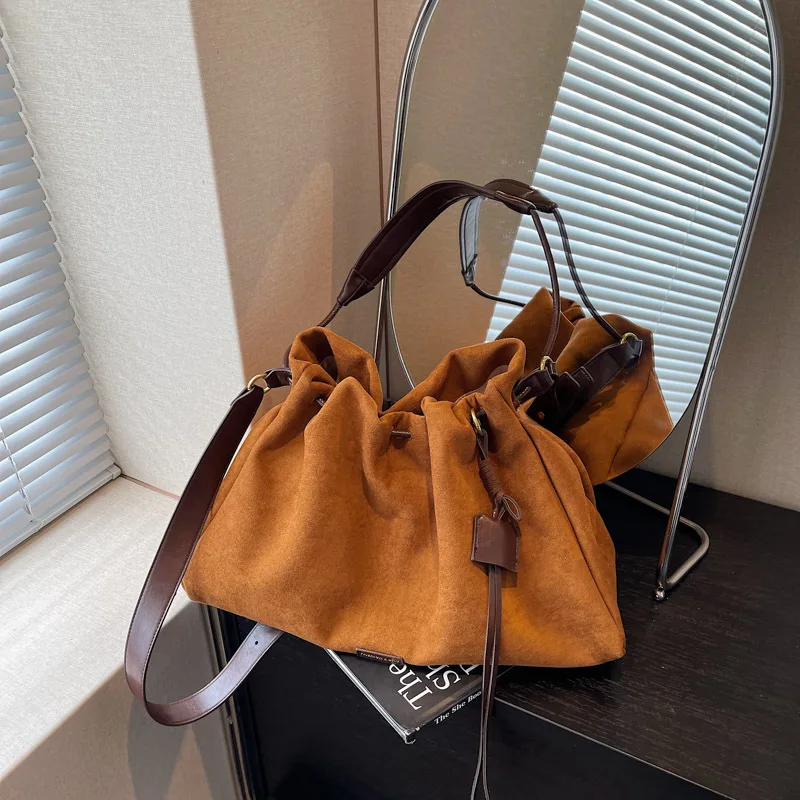 

Винтажная элитная вместительная сумка-тоут для женщин, ранняя весна 2026, повседневная замшевая сумка через плечо/кроссбоди