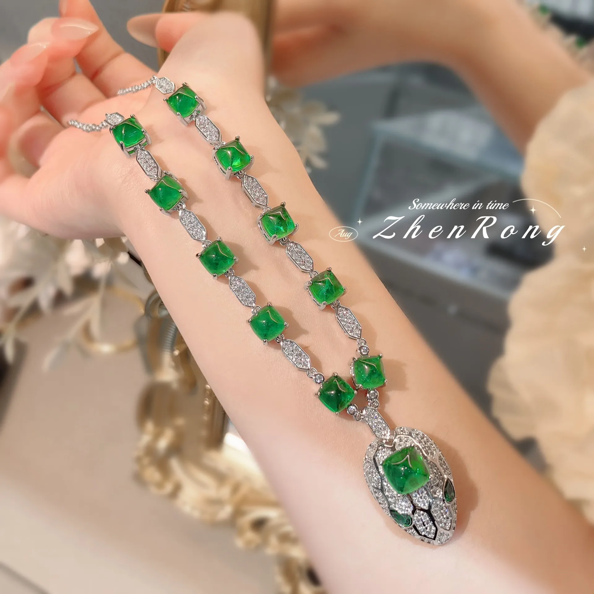 

Luxury Designer Collection Style Silver Color Necklaces Setting Zircon Green Eyes Snake Head Pendant Serpent Snakelike Chain