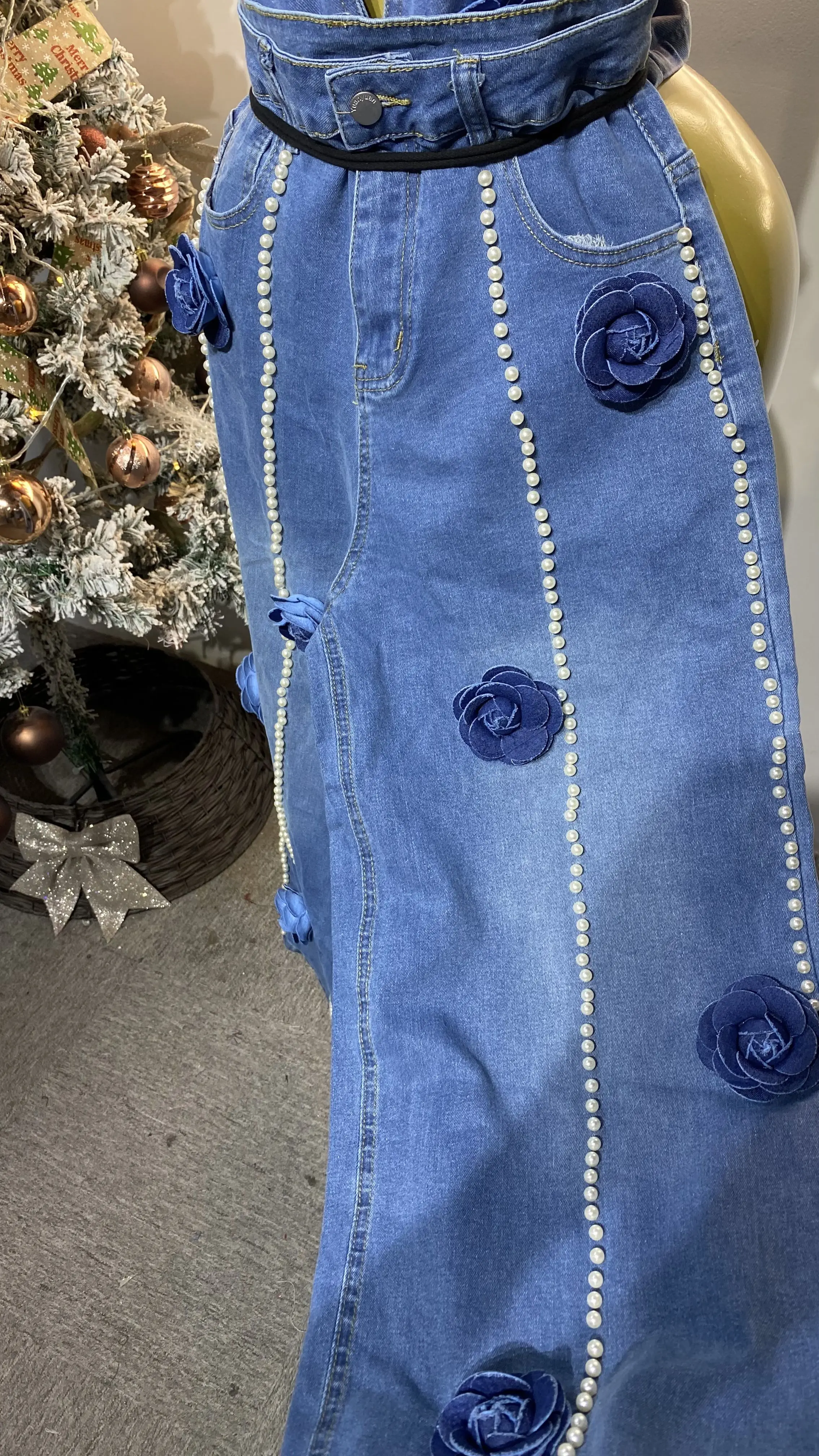 تصميم جديد، بذلة مخصصة بدون أكمام ورقبة على شكل حرف V وحزام قابل للتعديل من قماش الدنيم بطباعة زهور-GZXX224