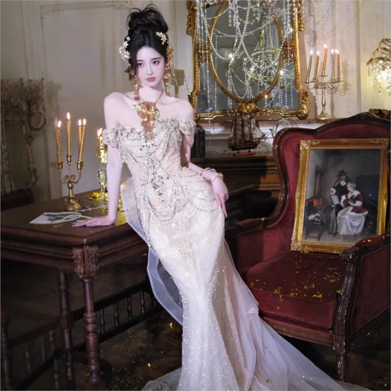 Un nuovo abito da mattina con scollo all'americana a coda di pesce dell'industria pesante con coda lunga e abito corto da festa di compleanno