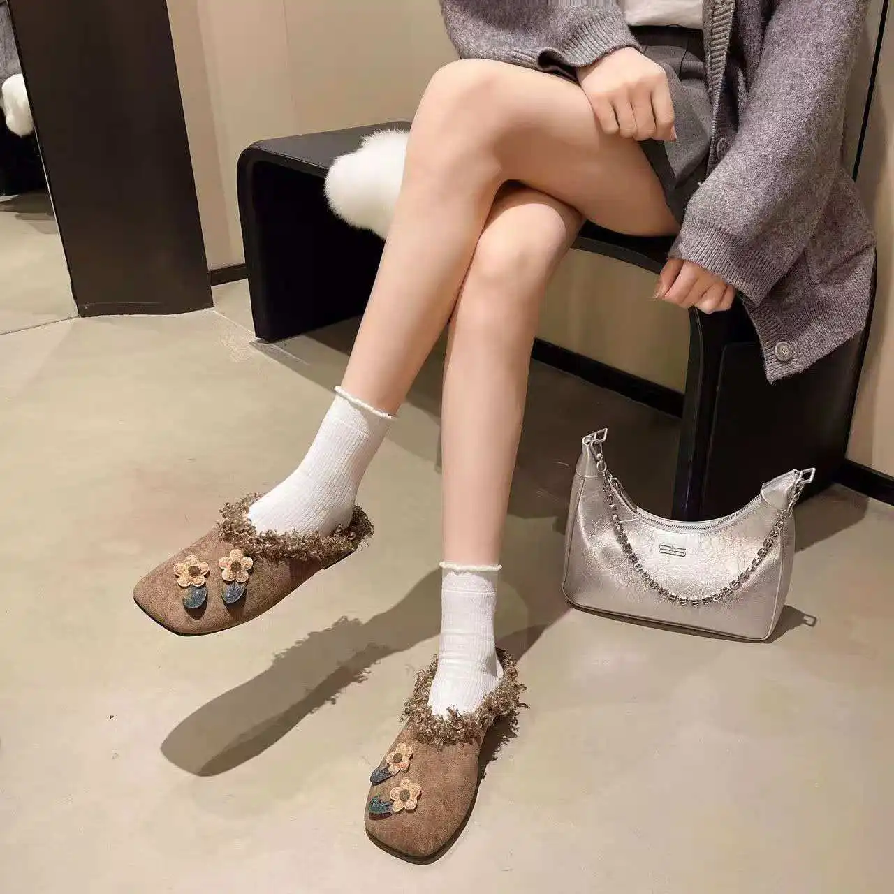 2026 Fall winter flat plush slippers with fashionable unique design comfortable anti-slip lightweight and cotton-soled slippers