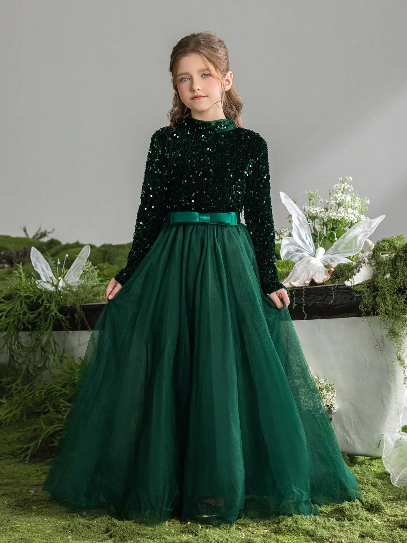 Elegante vestido de princesa de tul con cuello alto y manga larga para niña con silueta estructurada