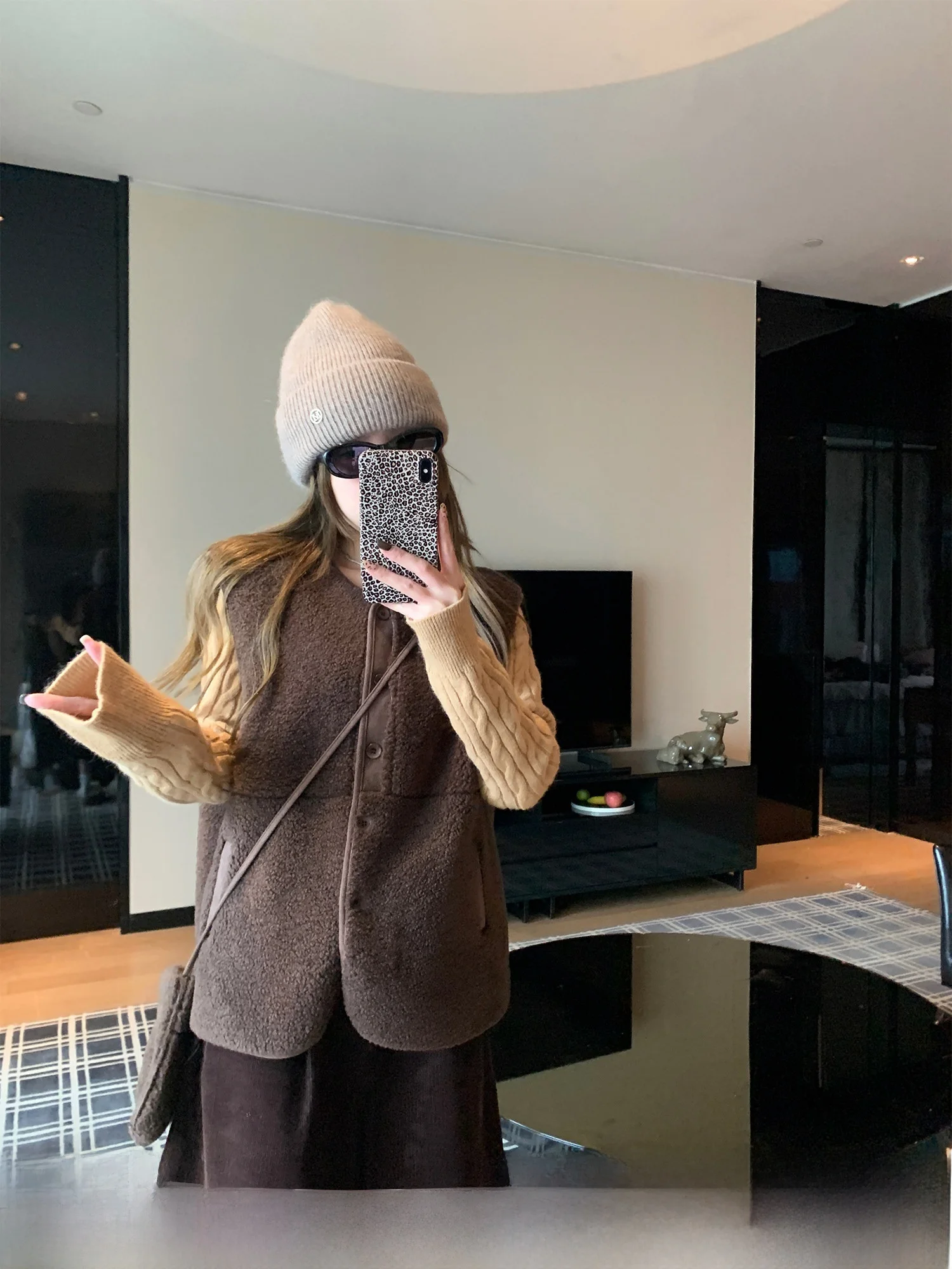 

Loose Women's Faux Fur And Leather Vest Outerwear 2025 New Style Kong Zhen Fan Commute Style round Neck Single Button Closure