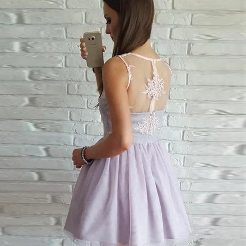 IRIDESCENT Lavender V-Neck See Through Back Mini Short Homecoming Dress Sleeveless Appliques Lace Short Prom Vestidos De Fiesta