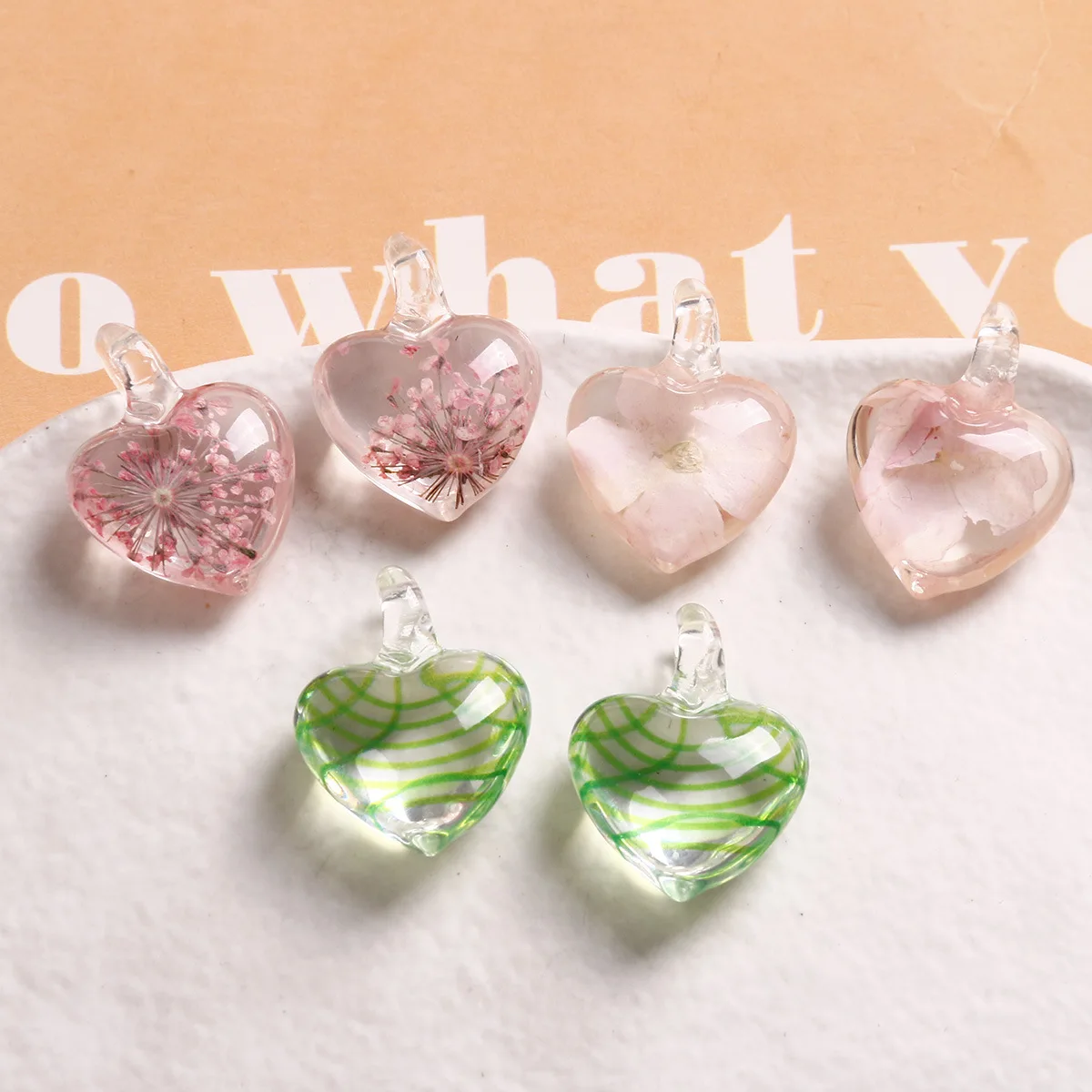 

Newest 20pcs 27*20mm Colorful Dry Flowers Decorated Resin Lovely Heart Necklace Pendant Fashion Earring Charms Accessory