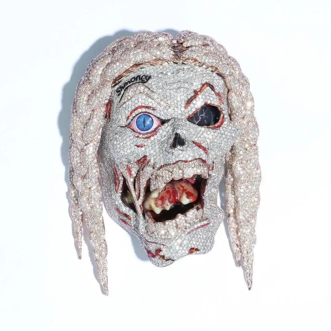 

Bling Horror Movie Mask Pendant – Iced Out Full Zircon with Long Hair & Blood Veins, Streetwear Statement Jewelry