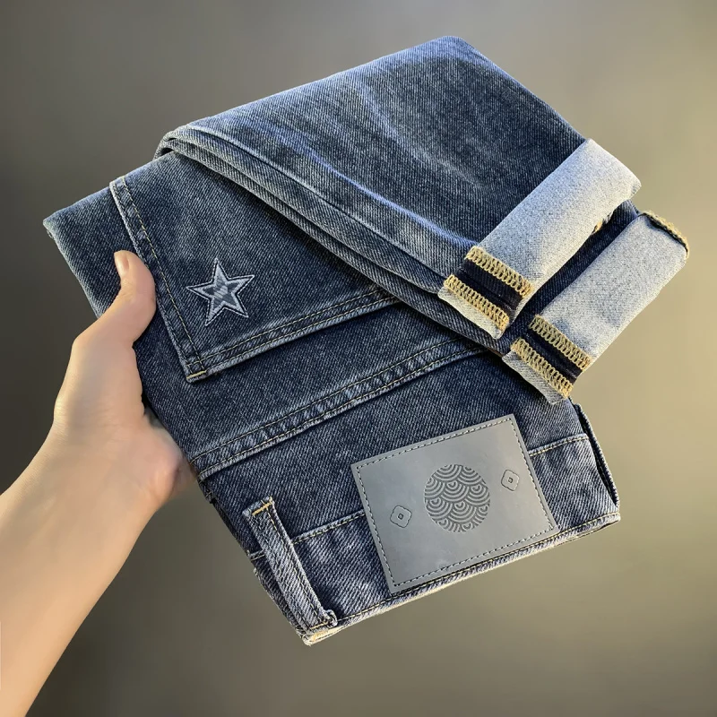 

Модные легкие роскошные джинсы для мужчин, новинка 2025 года, эластичные утягивающие корейские стильные модные осенние повседневные длинные брюки на маленьких ножках