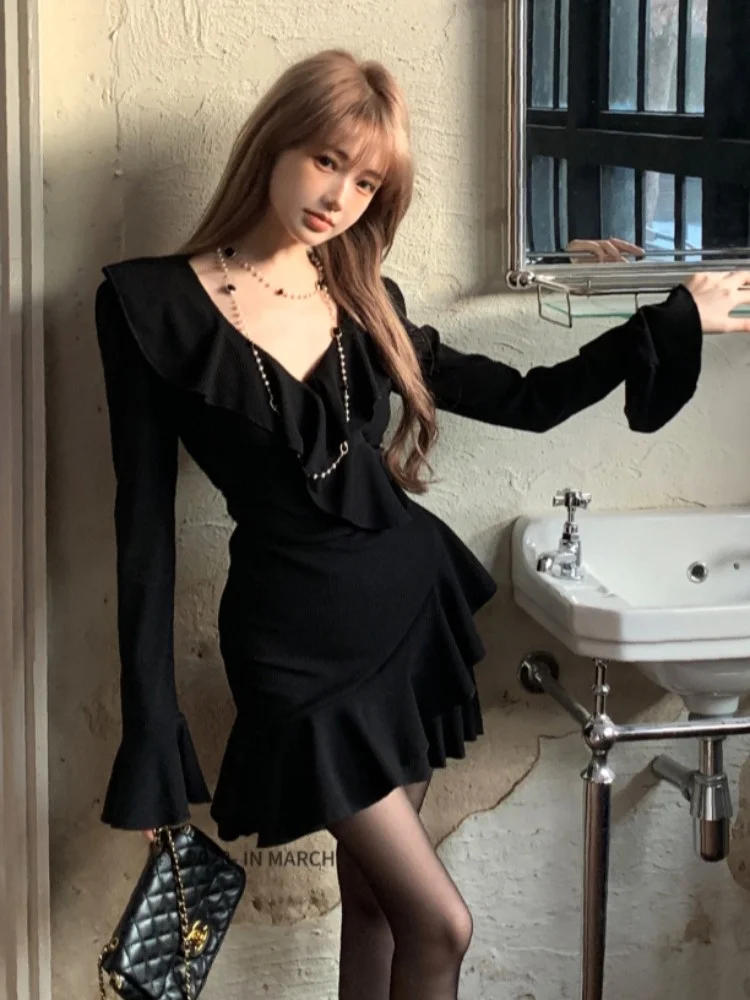 

Elegant Slim Fit V-Neck Dress Women's High-End Feelings Bell Sleeve Short Black Dress Commute Korean Style Winter Long Sleeve