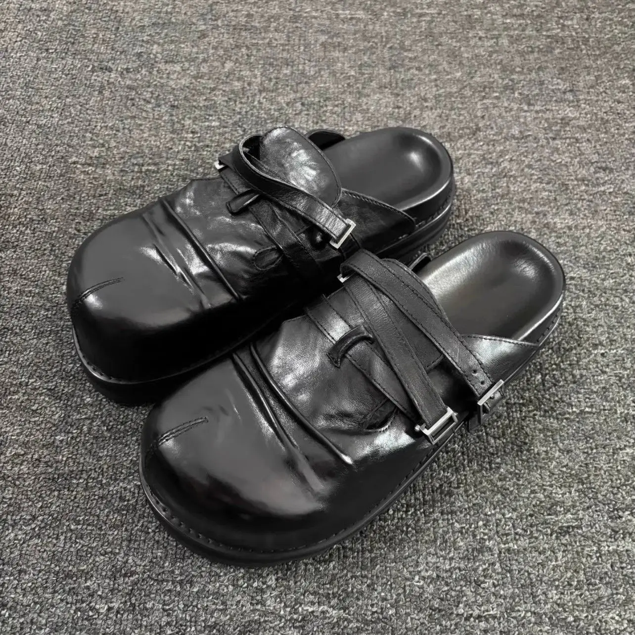 

Fashion Outer Wear Men's and Women's Same Style Original Design Pleated Thick Bottom Black Cowhide Bag Head Half Slippers