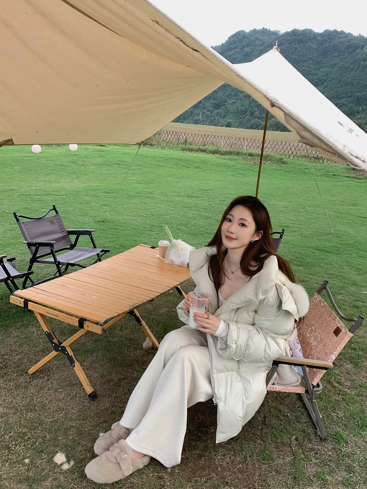 

Женская повседневная куртка Seeyouiceland Cold Toned Light Champagne средней длины с мягким пуховым наполнителем, со съемным капюшоном, 90% пуха