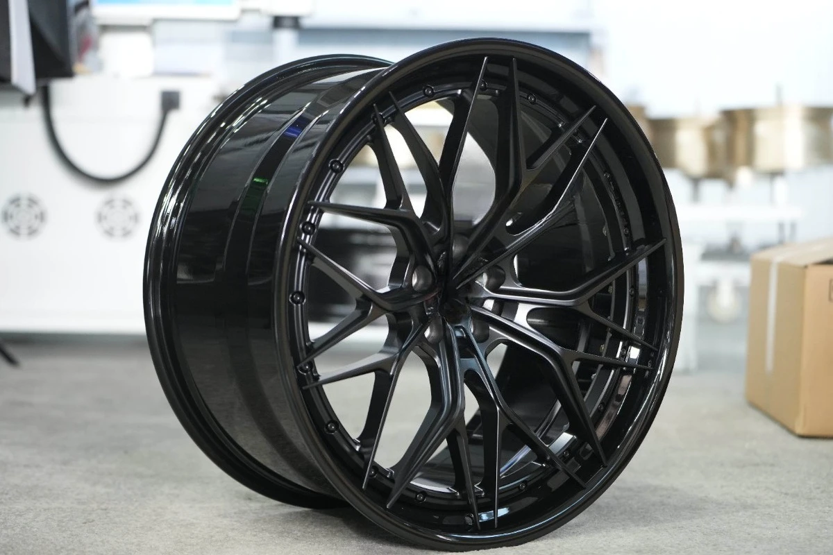 

Кованые двухсоставные диски X5 G05 с черным центром и глянцевым черным ободом, 22*10J ET26, 22*11.5J ET33, 5*112, 66.6