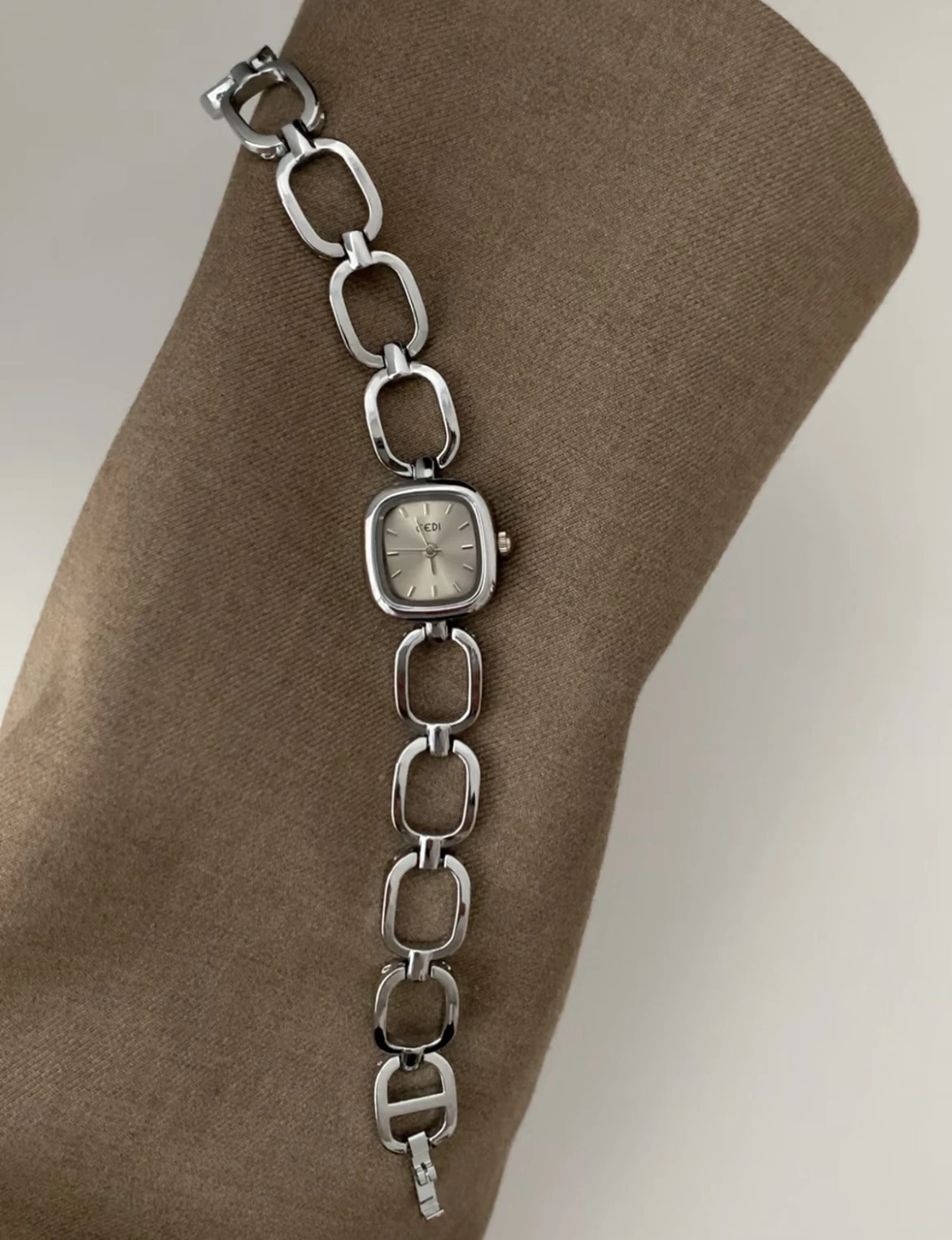 

Silver Hollowed-Out Square Bracelet, Stylish And Elegant, Perfect For Casual Students. A High-End Selection Of Watches.