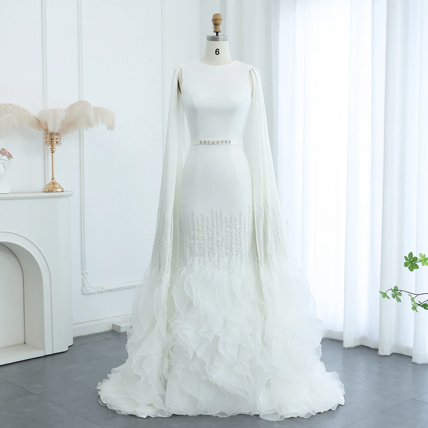 Sharon Said Luxuriöse Meerjungfrauen-Abendkleider in Nude mit Cape-Ärmeln und gestuften Rüschen für arabische Hochzeitsfeiern SS440 Maßanfertigung – Detail 17