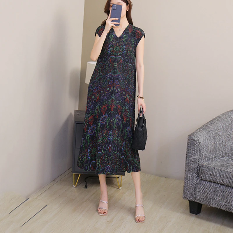 

Miyake Printed Elasticated Pleated Dress 2025 Summer New Fashionable Short Sleeve Casual Hundred Design V-Neck Loose Skirt