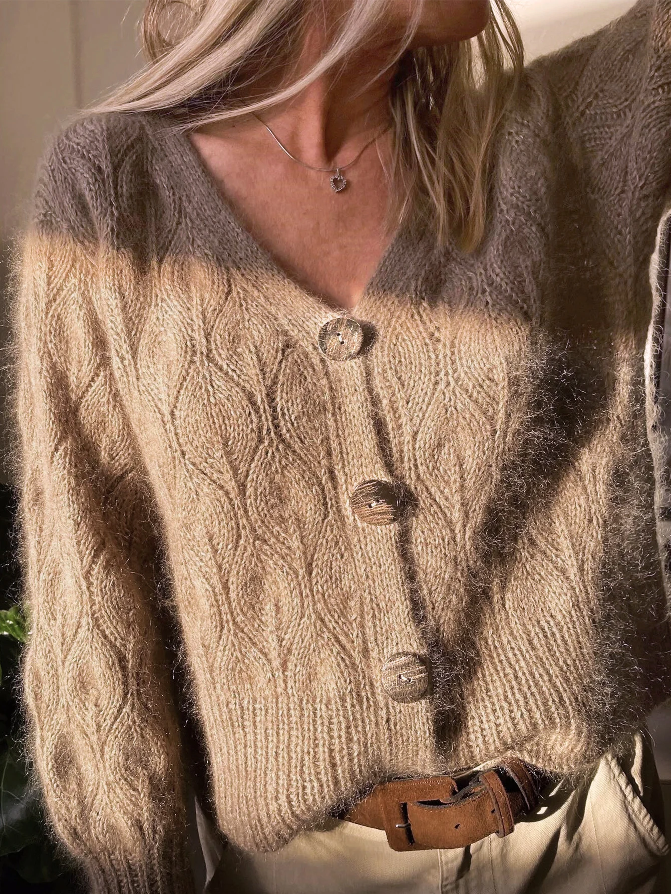Neue Nischen-Strickjacke für Damen im Herbst und Winter, entworfen mit einer Lazy-Style-Pulloverjacke, Khaki-Strickjacke mit geradem V-Ausschnitt, lässiger und eleganter Herbst- und Winterjacke,