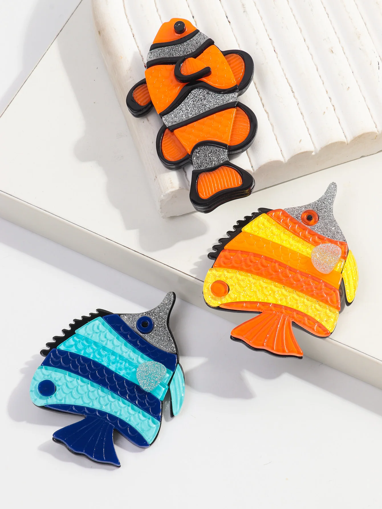 FishSheep Lovely Acrylic Tropical Fish Brooches for Women Kids Resin Cute Clownfish Brooch Pins Badge Clothes Jewelry Gifts