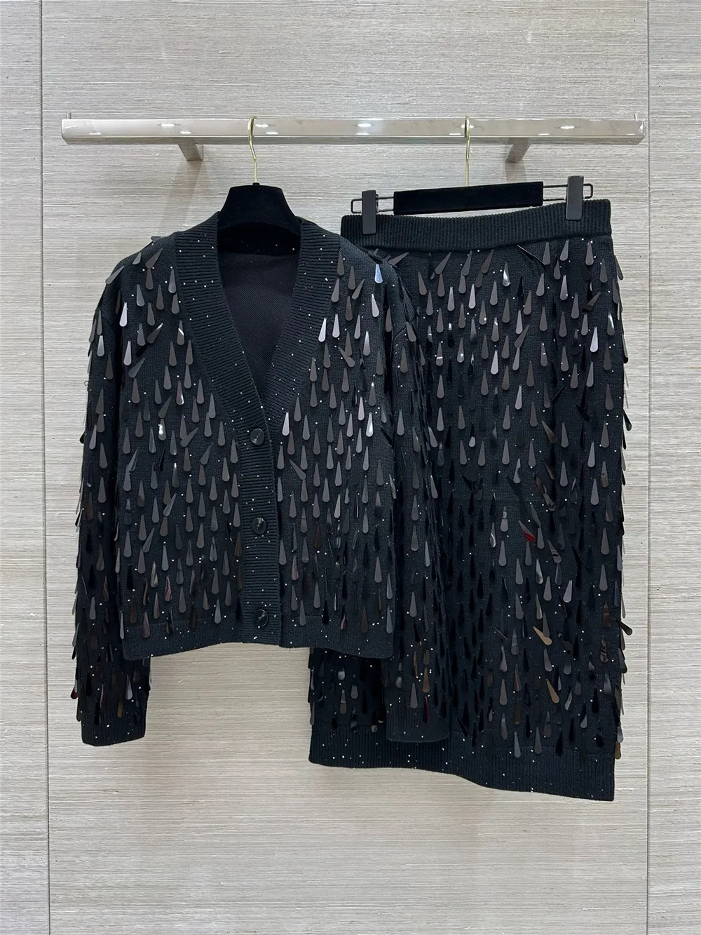 Costume en laine pour femme Cardigan tricoté à col en V et demi-jupe taille haute, broderie lourde, conception de paillettes goutte d'eau, ensemble 2 pièces