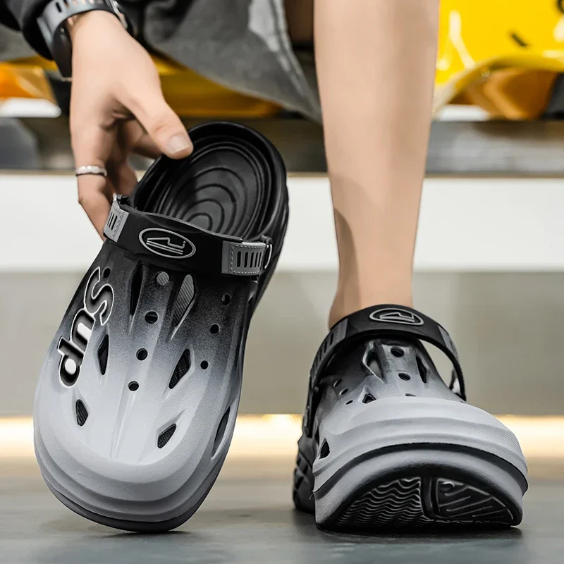 صنادل صيفية للرجال والنساء للزوجين 2025 شباشب باوتو جديدة قابلة للتنفس وغير قابلة للانزلاق أحذية شاطئ خفيفة الوزن