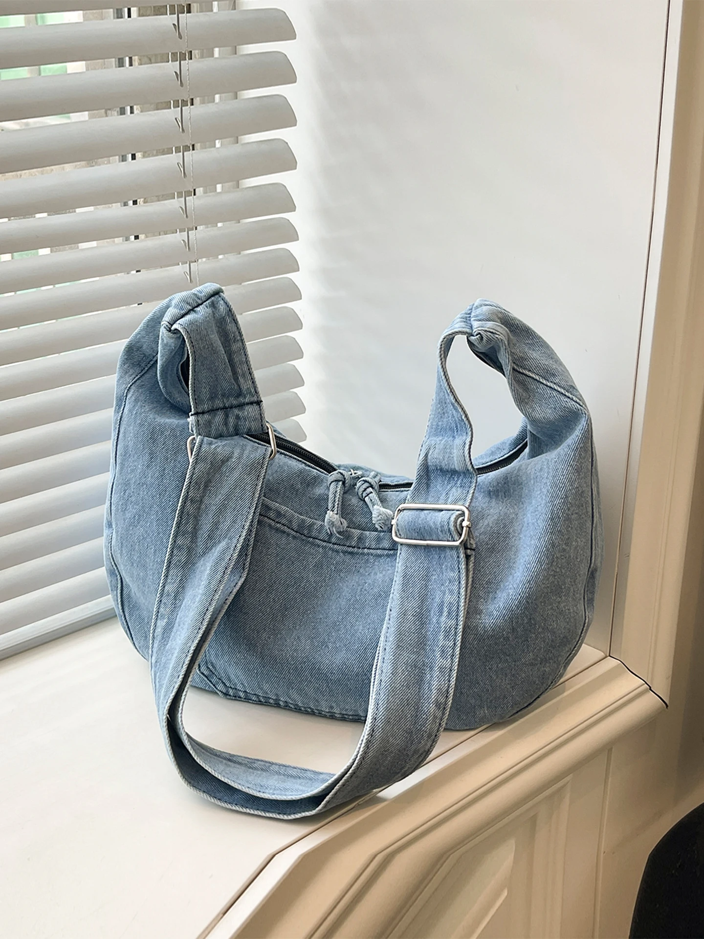 

Large Capacity Denim Shoulder Bag for Women Commuter Style Spring 2026 Fashionable Crossbody Bag Suitable for College Students