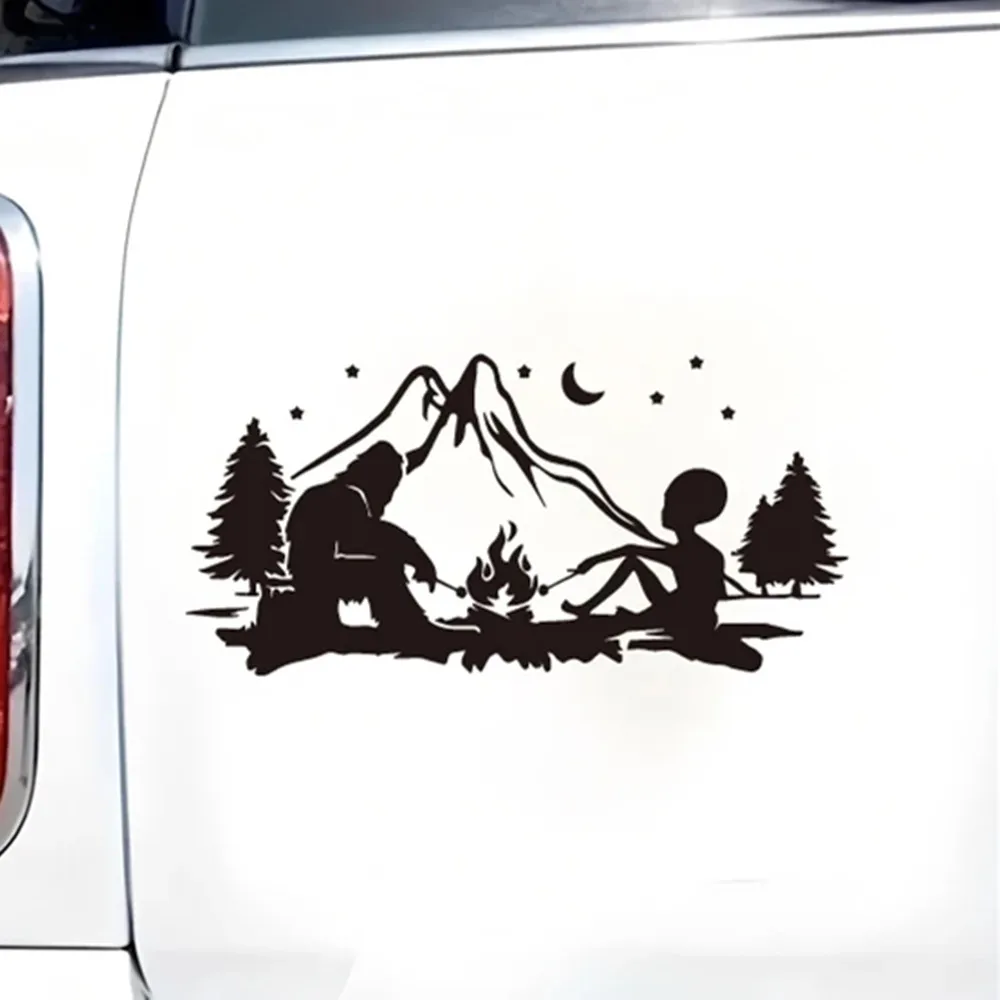 エイリアンとビッグフットのキャンプファイヤービニールデカール、RVキャンピングカーバン用の楽しいアウトドアアドベンチャーステッカー、防水で取り外し可能な車の窓の装飾