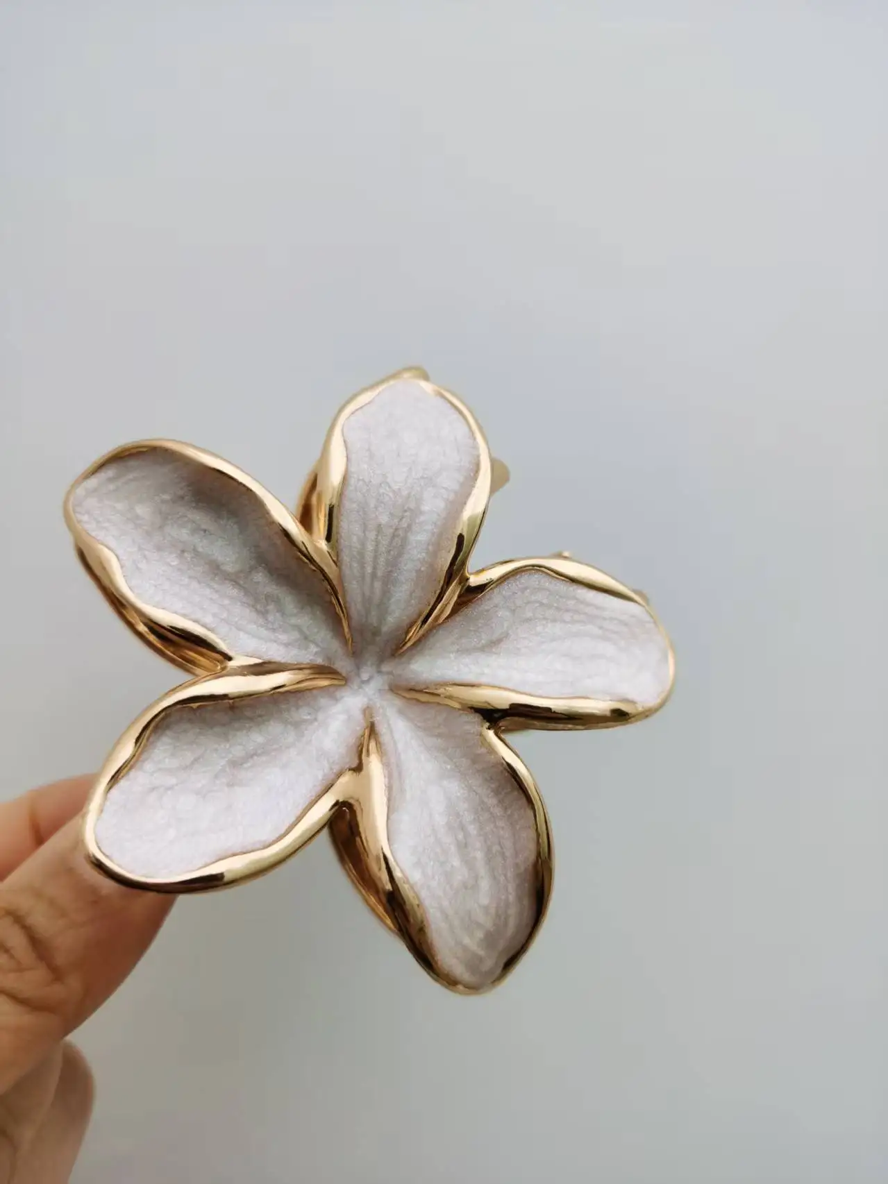

2025 3pcs Lily Hair Clips - 8cm+4cm Flower Claw Headwear for Girls, Summer Beach Vacation Cute Accessories Hair Pins and Clips