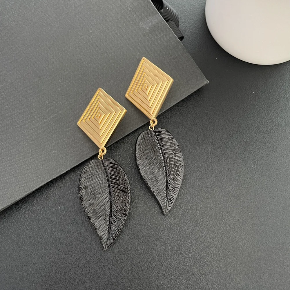 

To Reines 2024 Fashion Designer Brand Black Geometric Leaf Ear Clip Earrings Women Hight Quality Luxury Jewelry