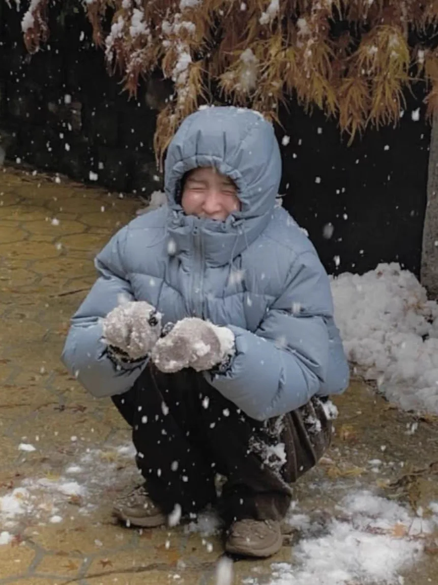 เสื้อโค้ทผู้หญิงทรงหลวมแบบสบายๆ หรือแบบพัฟเฟอร์  มีฮู้ด  ผ้าโพลีเอสเตอร์ทนทาน  ไส้ขนห่าน  แบรนด์จีน