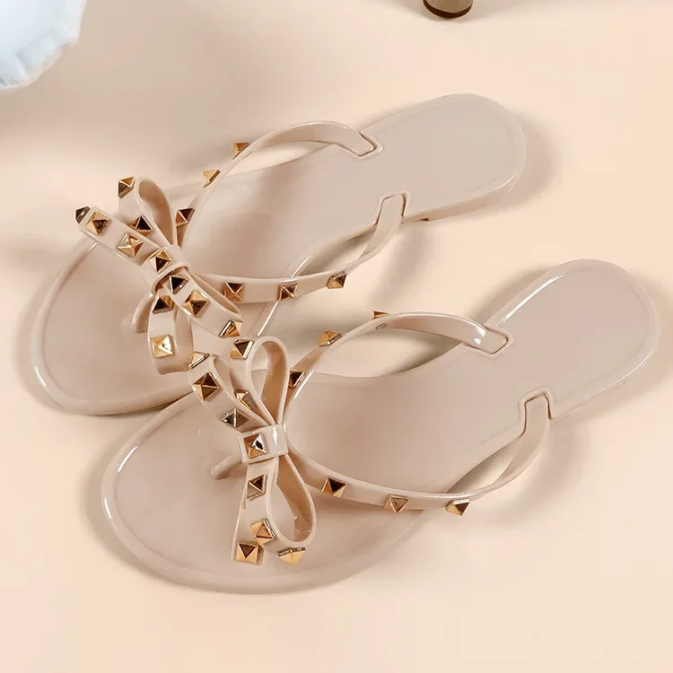 Sandalias de mujer Pisos Moda Mujer Chanclas Zapatillas de verano Cool Beach Remaches Bowknots Pisos Zapatos de gelatina PVC