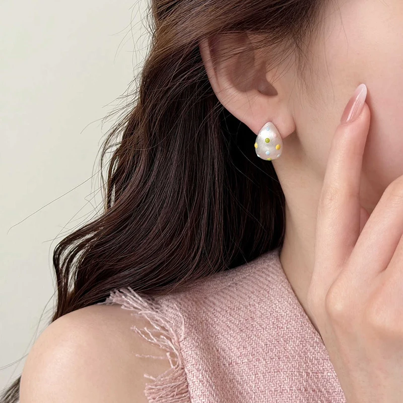 Macaron-farbige, gepunktete, silberfarbene, gebürstete, tropfenförmige Ohrringe für Damen, trendiges Accessoire, vielseitiges Schmuckdesign, modisch – Detail 10