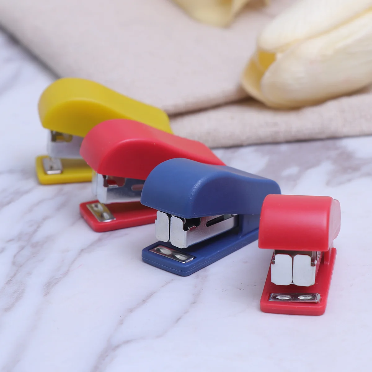 10pcs Mini Desktop Stapler Hand Stapler Office Home Stapler with Staple(Random Color) mini stapler desk stapler