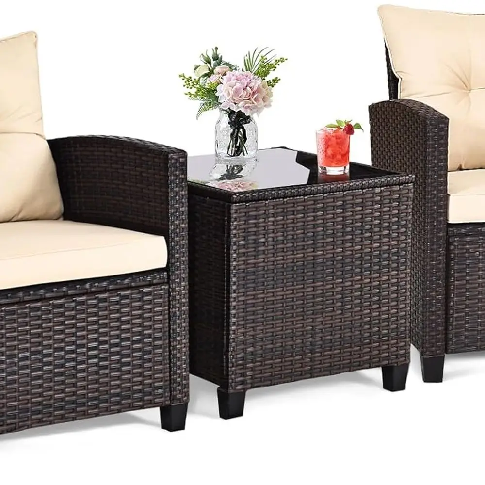 

Бежевый комплект плетеной мебели для патио с подушками и стеклянным столом для балкона, террасы или сада