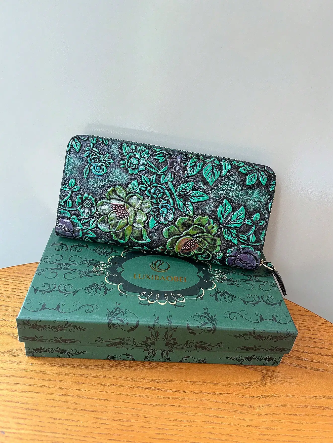 2026 fashion new high-end retro three-dimensional carved long ladies purse fashion elegant purse clutch bag can put mobile phone