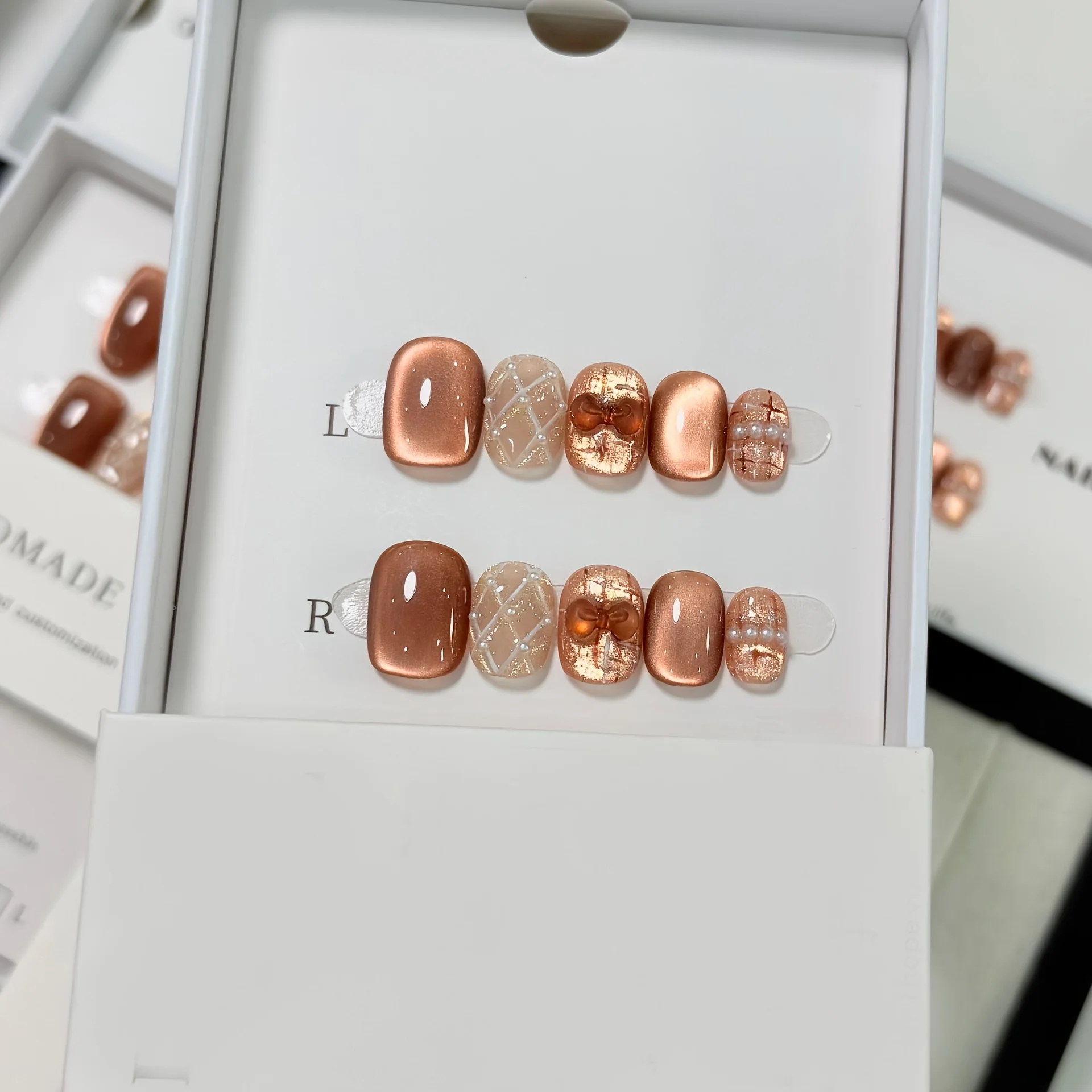 10 szt. Ręcznie Robione Paznokcie Dociskane Brązowy Wzór Diamentowy Kokarda Pełne Pokrycie Końcówki Paznokci dla Kobiet i Dziewcząt Zdejmowane Noszone Sztuczne Paznokcie