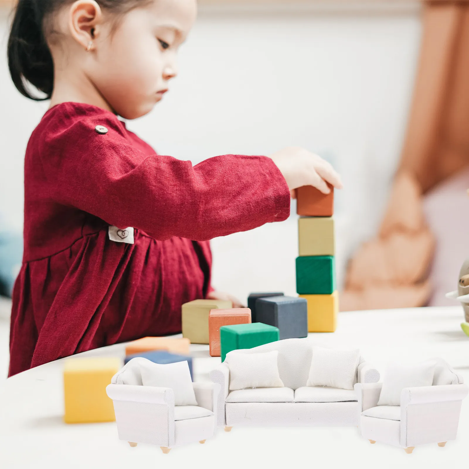 

1 комплект миниатюрной белой тканевой мебели: диван и подушка, масштаб 1:12, реалистичный микроландшафт для декора гостиной и спальни