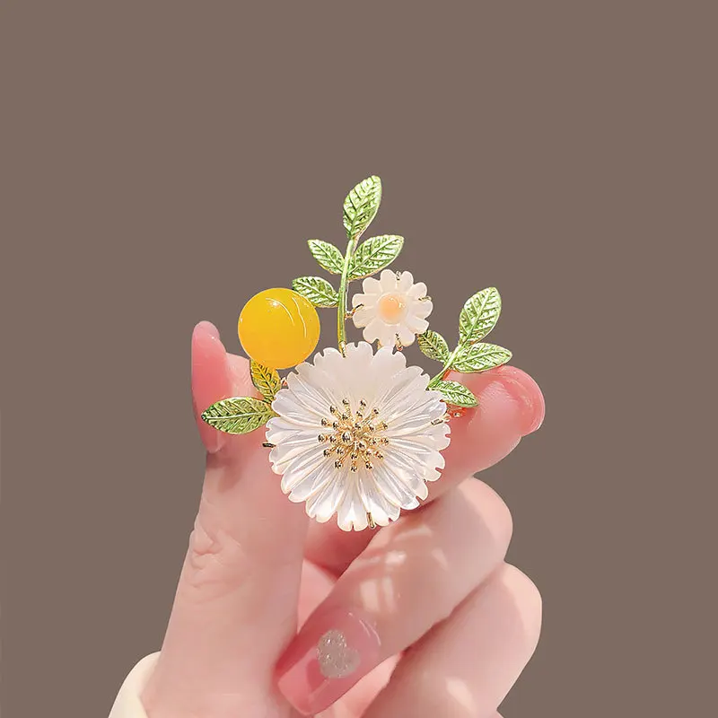 Fashion Enamel Sakura Flower Brooches For Women Romantic Cute Pearl Daisy Flower Brooch Party Office Laple Pins Jewelry Gifts