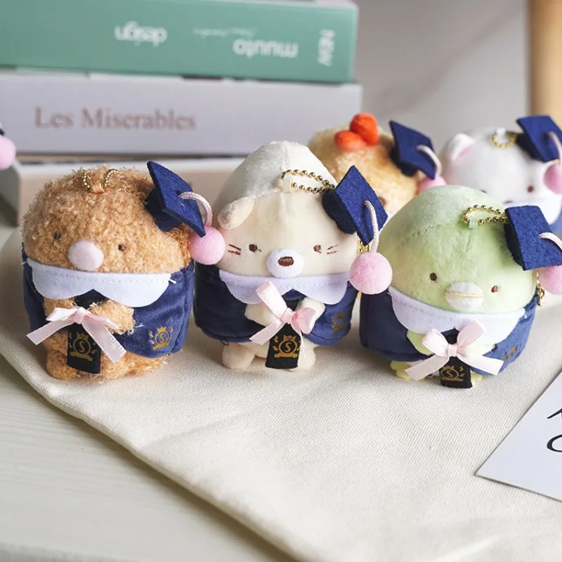 Desenho animado ‌ Sumikko Gurashi ‌   Boneca de pelúcia pingente chaveiro roupas de solteiro estilo decorações para meninos e meninas presentes de férias