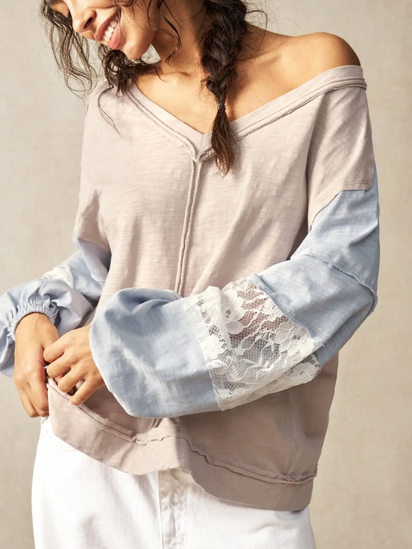 

Повседневный топ с V-образным вырезом, контрастными цветами и кружевными вставками, с длинными рукавами