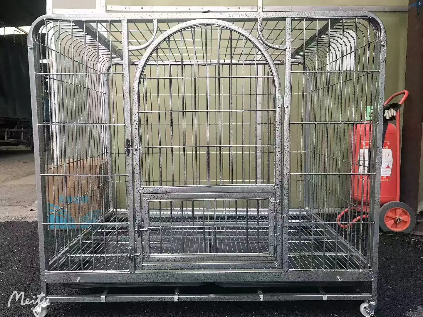 Customized Classic Iron Cage for Small Pets Metal Pet Products Solid Button Plastic Tray for Cat Dog Teddy Bear Pomeranian