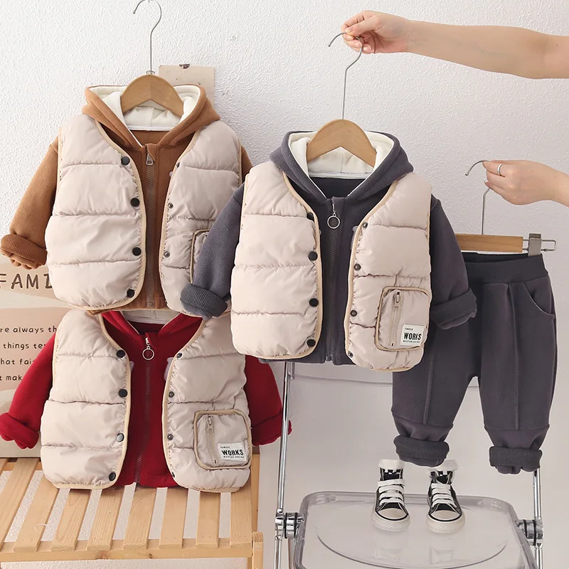 

Комплекты теплой одежды для мальчиков, зима 2025 г., детский толстый бархатный жилет, пальто, толстовки, брюки, милый костюм из 3 предметов для малышей, спортивный костюм, детская одежда