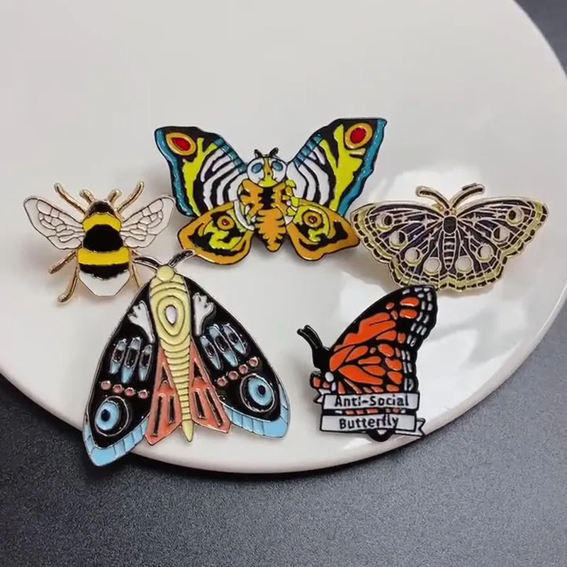 

Fashion Creative personality butterfly brooch Colorful Enamel Cartoon Pins zinc alloy badge Insect Badge clothing accessories