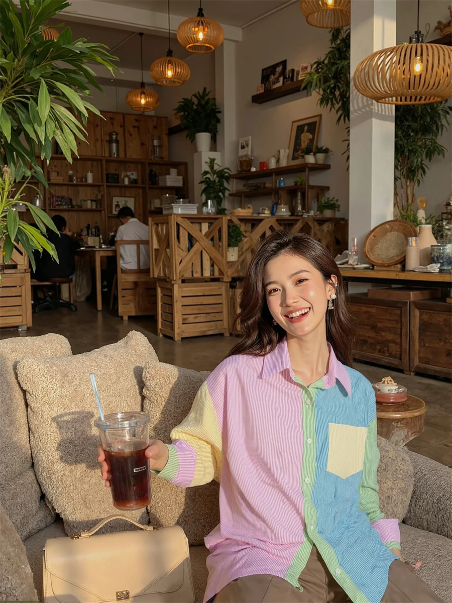 Camisa feminina casual cor doce com detalhes listrados e retalhos de mangas compridas tecido leve e um visual diário chique