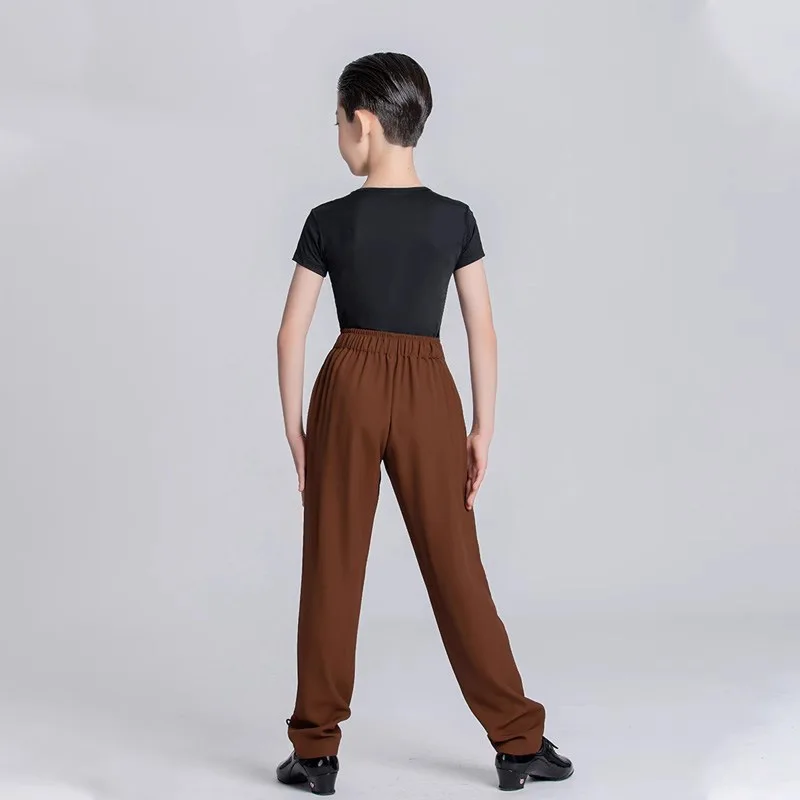 Dostosowany strój do tańca latynoamerykańskiego dla chłopców, zaawansowany, głęboki dekolt V, czarne krótkie rękawy, brązowe spodnie ze sznurkiem, zestaw do występów na egzaminach.