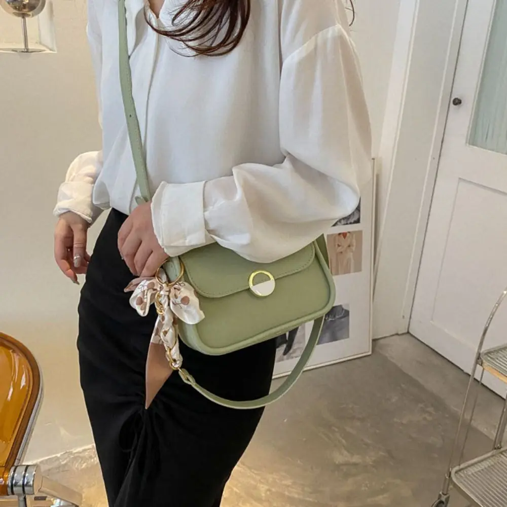 PUレザーショルダーバッグ、リボン付き、大容量、小さめスクエアバッグ、無地チェーン、クロスボディバッグ、携帯電話用