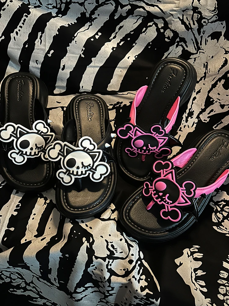 

Оригинальные летние шлепанцы с кошачьими ушками, черепом, крыльями летучей мыши и заклепками, сандалии на толстой подошве, модные тапочки Spice Girls