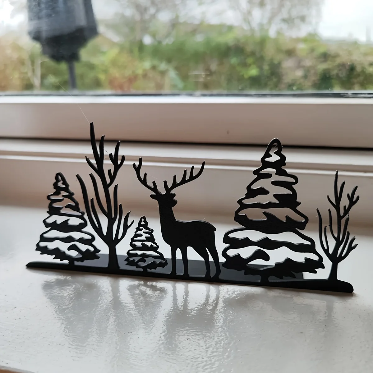 قطعة واحدة من ديكور الطاولة على شكل غابة الرنة لعيد الميلاد - قطعة حديد متينة مع أشجار الصنوبر الثلجية وتصميم الغزلان