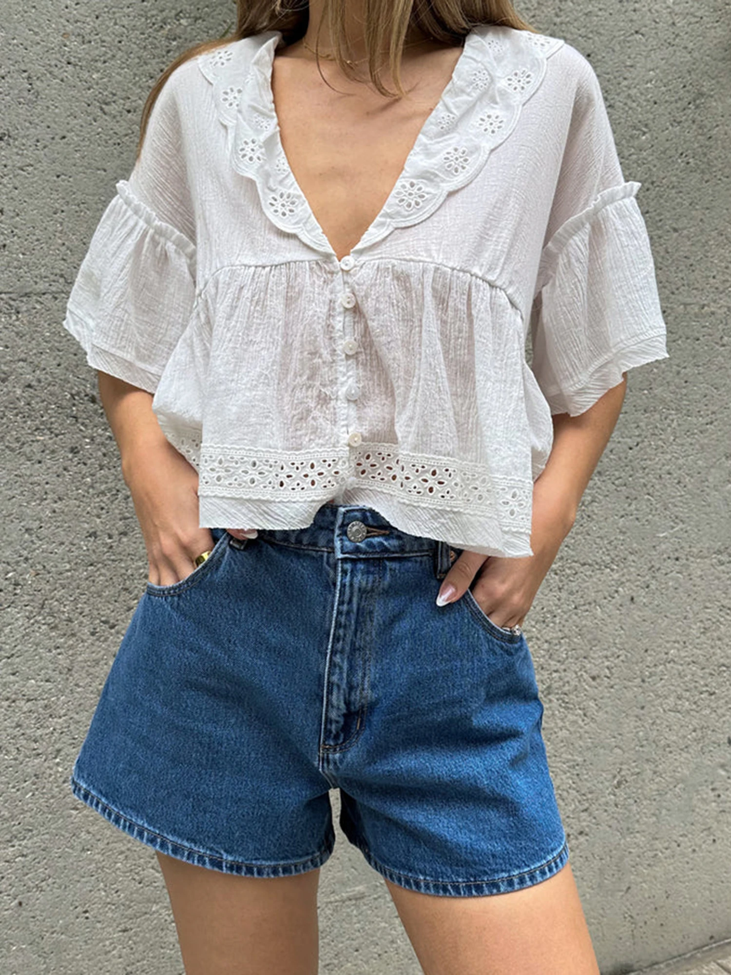 Chemisier d'été pour femmes, élégant et confortable, fleur creuse brodée, revers, col en V, manches courtes, hauts à volants pour un décontracté