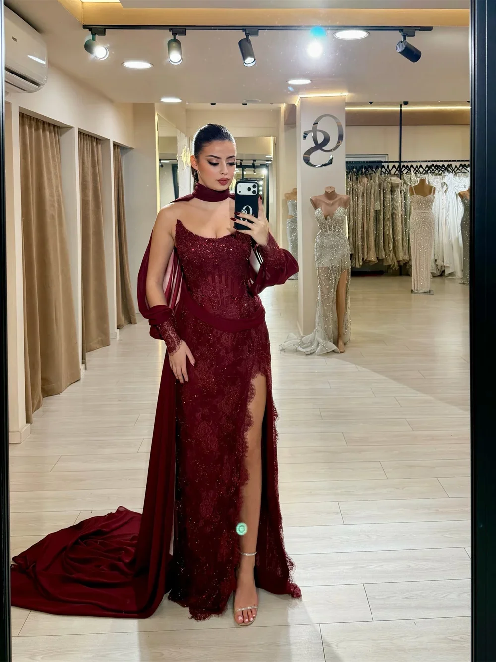 カスタマイズされたバーガンディゴージャスレースマーメイドサイドハイ スリットフォーマルイブニングドレス、取り外し可能な袖付き、ウェディングドレス、プロムガウン