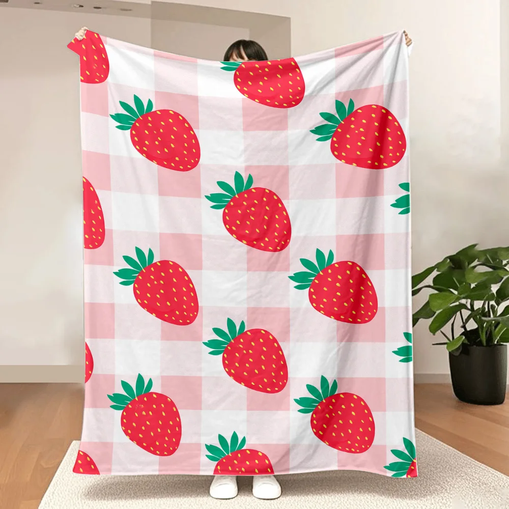 Couverture Strawberry Bliss — Une couverture charmante et confortable avec un motif de fraises adorable sur un fond classique à carreaux.