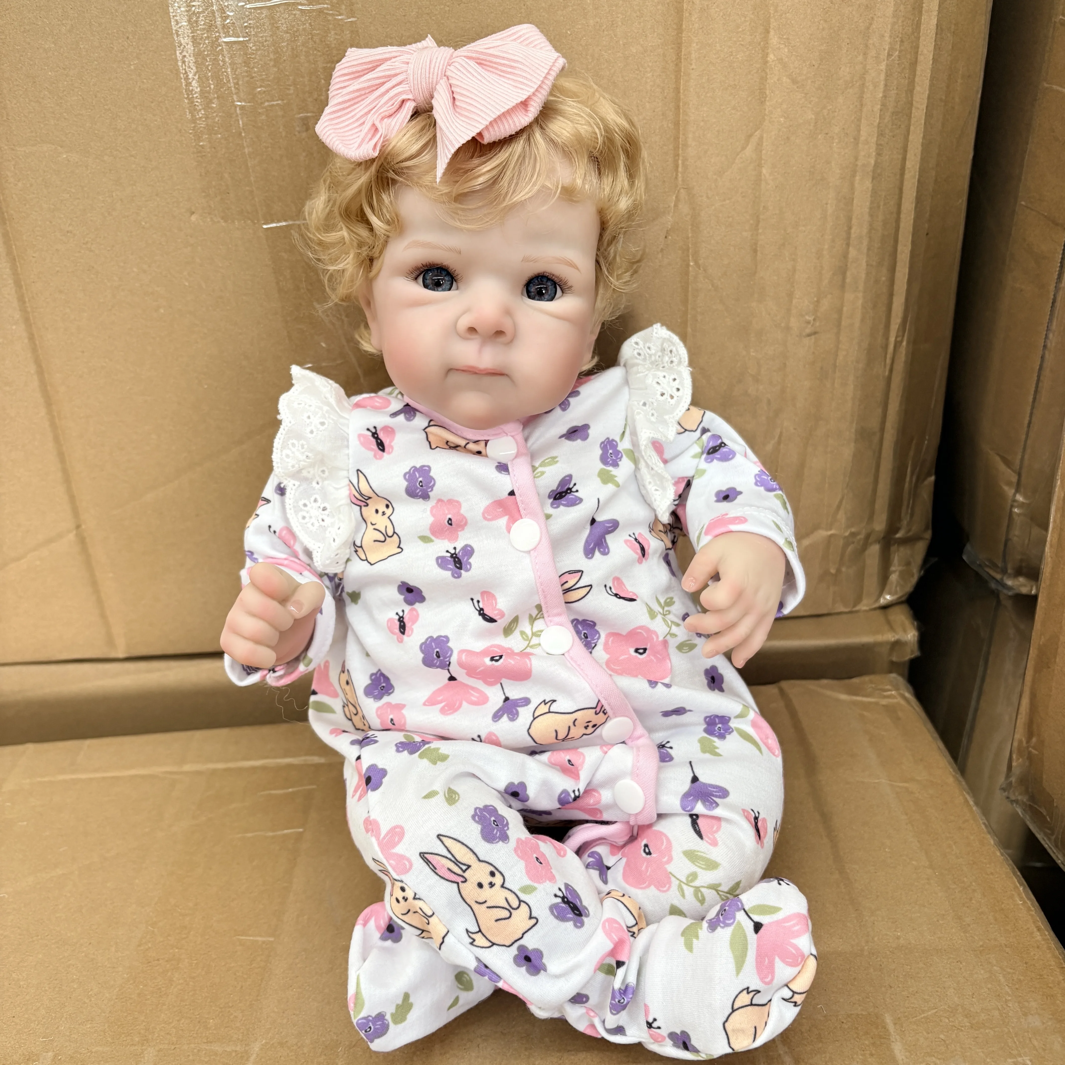 Bambola Reborn Bettie da 18'' con Capelli Ricci Radicati a Mano e Dettagli Realistici delle Vene, Outfit con Stampa Coniglietto, Bambola Neonata per Regalo ai Bambini